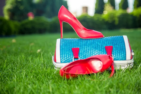 Women's shoes are on the bag and on the ground, women's summer shoes — Stock Photo, Image