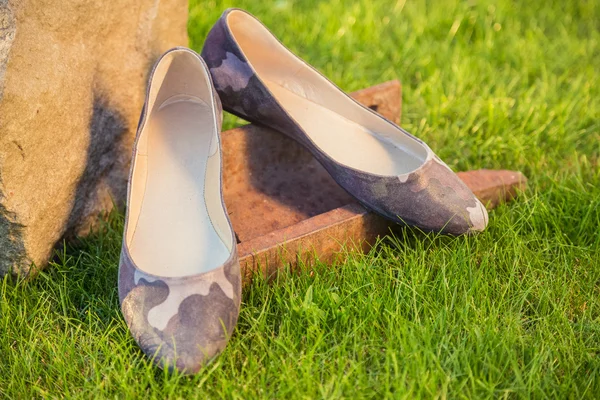 Zapatos de mujer, pisos de ballet sobre hierba, estilo militar — Foto de Stock