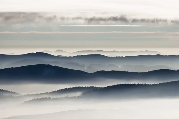 Brouillard hiver montagnes — Photo