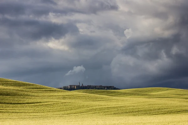 Bonito prado con un pueblo Toscana (Italia ) —  Fotos de Stock