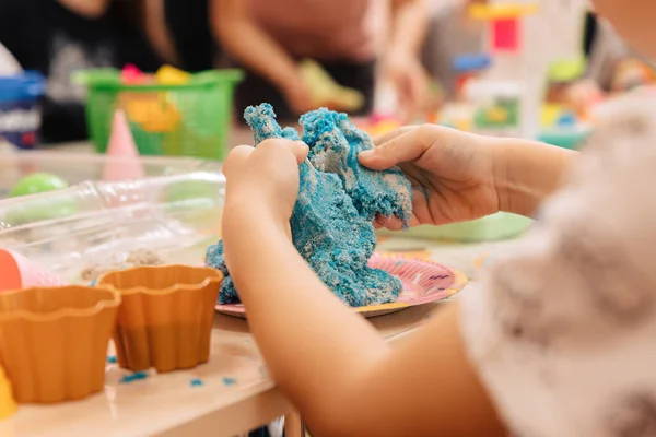 Kinetik Kum Çocukların Elleri Çok Renkli Polimer Kumlarla Oynar - Stok İmaj