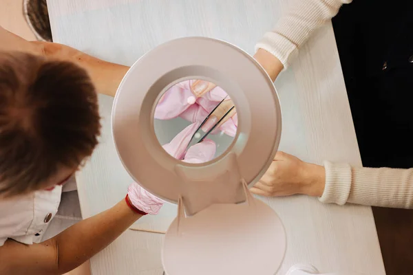 Processo Manicure Mestre Forma Prego Artificial Gel Especial Usando Pinças Imagens Royalty-Free