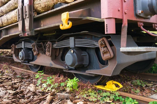 Räder Eines Mit Holz Beladenen Eisenbahnwagens Alte Rostige Schienen — Stockfoto