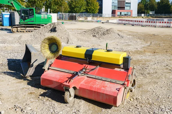 Nşaat Alanında Sokak Temizleme Makinesi Var Arkaplanda Yeşil Eksoz — Stok fotoğraf