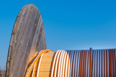 Odun beyazı elektrik kablolu tahta makara parçası. Yakın çekim..