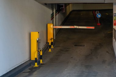 Bariyerle kapatılmış bir garaja giriş..