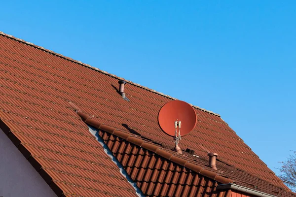 Оранжевая Спутниковая Тарелка Крыше Кафельного Дома Ясное Голубое Небо — стоковое фото