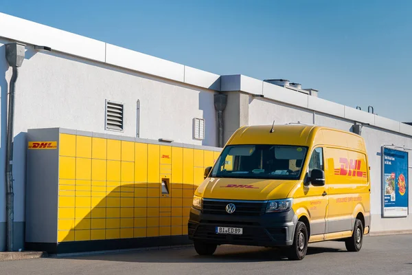 Ambalaj istasyonundaki DHL arabası. Paderborn, Almanya 'daki sarı ambalaj istasyonu, 25 Mart 2022