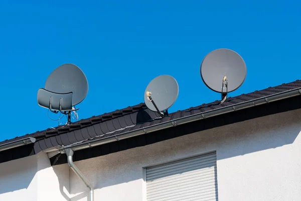 Три Спутниковые Тарелки Крыше Кафельного Дома Ясное Голубое Небо — стоковое фото