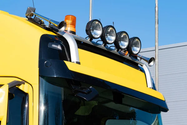 Frontansicht Auf Scheinwerfer Und Ein Tonsignal Auf Dem Dach Eines — Stockfoto