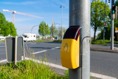 Bulanık caddeli yaya geçidi düğmesi. Almanya 'da caddede sarı geçiş düğmesini kapat.