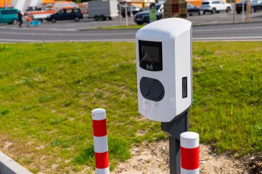 Elektrikli araçlar için Moderne şarj istasyonu. Kapat..