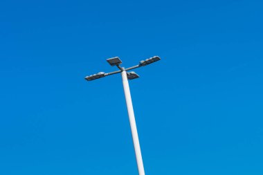 Mavi gökyüzüne karşı modern sokak lambası.