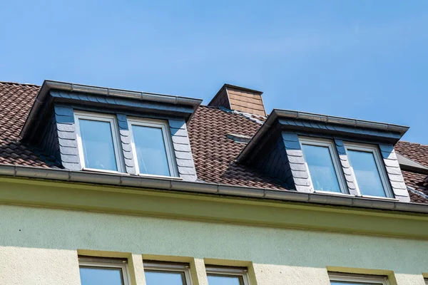 Onderdeel Van Een Betegeld Dak Met Twee Dakramen Groene Muur — Stockfoto