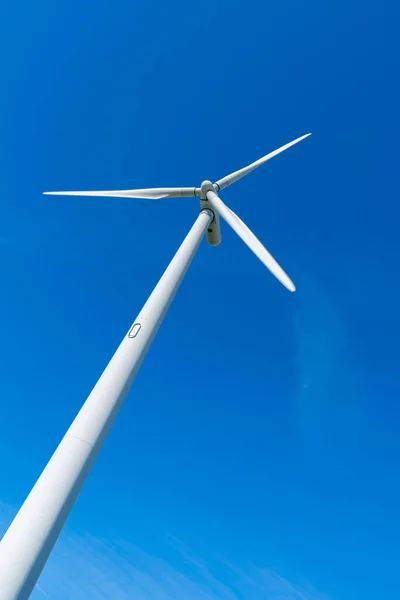 Shot Windmill Spinning Blue Sky Wind Energy Farm Generating Electricity — Stock Photo, Image