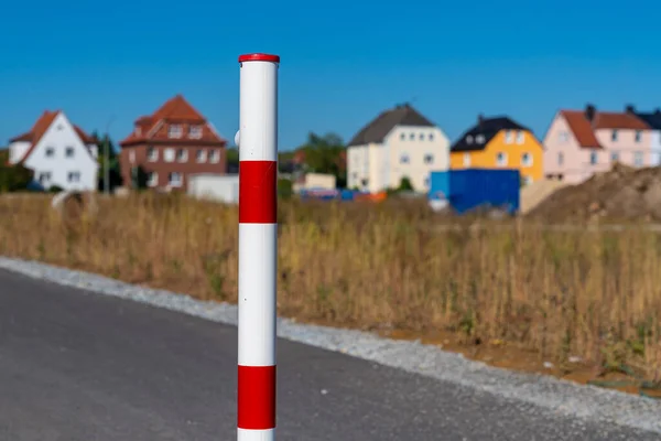 Röd Och Vit Trafikstolpe Blockerar Vägen Mot Bakgrunden Bostadshus Närbild — Stockfoto