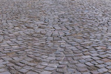 Eski kaldırım taşlı bir yolun üst manzarası. Arkaplanı kapat.