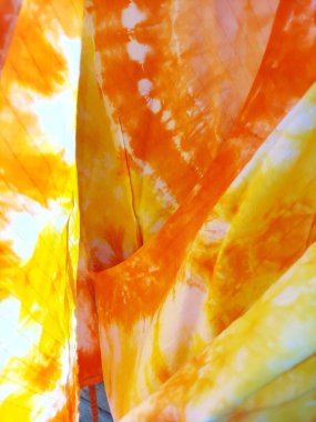 Geri kazanılmış eşyalardan elde boyanmış. 