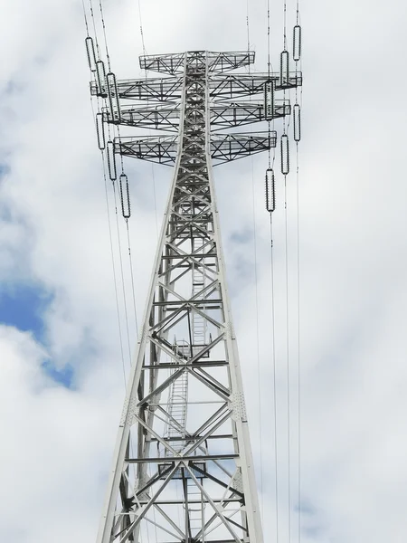 Yüksek gerilim kabloları destek — Stok fotoğraf