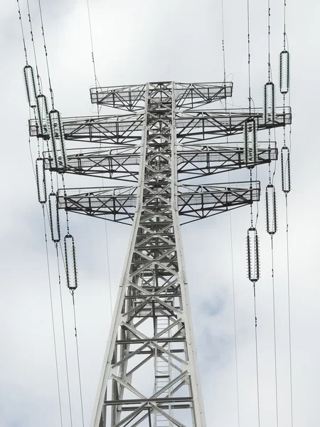 Ondersteuning voor hoog-voltage draden — Stockfoto