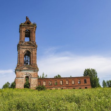 Manzara, terk edilmiş eski Ortodoks kilisesi, Khripeli köyü, Kostroma bölgesi, Rusya. İnşaat yılı 1820. Şu anda tapınak terk edilmiş durumda..