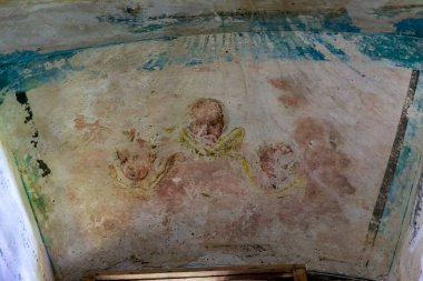 Rusya 'nın Kostroma ilinin Isupovo köyündeki yıkık bir Ortodoks kilisesinin duvarlarının resmi. İnşaat yılı 1740. Şu anda tapınak terk edilmiş durumda..