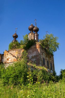 Rusya 'nın Kostroma ilinin Isupovo köyündeki yıkılmış Ortodoks kilisesi. İnşaat yılı 1740. Şu anda tapınak terk edilmiş durumda..