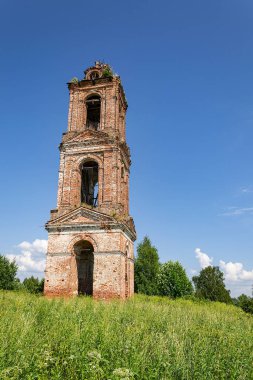 Eski terk edilmiş bir çan kulesi, Khripeli köyü, Kostroma, Rusya. İnşaat yılı 1820. Şu anda tapınak terk edilmiş durumda..