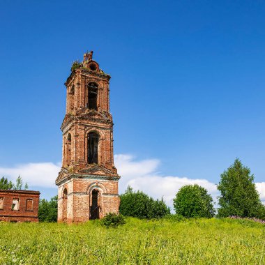 Eski terk edilmiş bir çan kulesi, Khripeli köyü, Kostroma, Rusya. İnşaat yılı 1820. Şu anda tapınak terk edilmiş durumda..