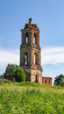 Eski terk edilmiş bir çan kulesi, Khripeli köyü, Kostroma, Rusya. İnşaat yılı 1820. Şu anda tapınak terk edilmiş durumda..
