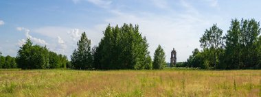 Manzara, terk edilmiş eski Ortodoks kilisesi, Khripeli köyü, Kostroma bölgesi, Rusya. İnşaat yılı 1820. Şu anda tapınak terk edilmiş durumda..