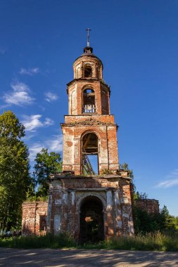 Eski Ortodoks çan kulesi, tapınak kompleksinin bir parçası, Rusya 'nın Kostroma eyaletindeki Sumarokovo köyü. İnşaat yılı 1763..