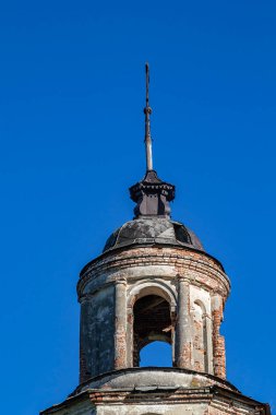 Eski Ortodoks çan kulesi, tapınak kompleksinin bir parçası, Rusya 'nın Kostroma eyaletindeki Sumarokovo köyü. İnşaat yılı 1763..