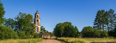 manzara, eski Ortodoks çan kulesi, Sumarokovo köyü, Kostroma, Rusya. İnşaat yılı 1763..