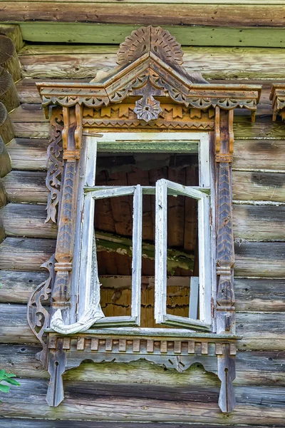 Geschnitzte Verkleidungsbretter Eines Verlassenen Holzhauses — Stockfoto