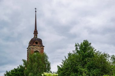 Rusya 'nın Kostroma bölgesindeki Gorinskoye Yolu' nda terk edilmiş eski bir çan kulesi. İnşaat yılı 1809..