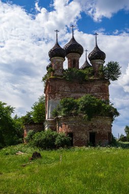 Eski Ortodoks Kilisesi, Buyakovo köyü, Kostroma ili, Rusya. İnşaat yılı 1810. Şu anda tapınak terk edilmiş durumda..