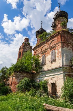 Eski Ortodoks Kilisesi, Buyakovo köyü, Kostroma ili, Rusya. İnşaat yılı 1810. Şu anda tapınak terk edilmiş durumda..