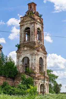 Rusya 'nın Kostroma eyaletindeki Buyakovo köyünde terk edilmiş eski bir Ortodoks çan kulesi. İnşaat yılı 1810. Şu anda tapınak terk edilmiş durumda..