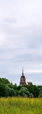 Manzara, terk edilmiş Ortodoks çan kulesi, Gorinskoe yolu, Kostroma bölgesi, Rusya. İnşaat yılı 1809..