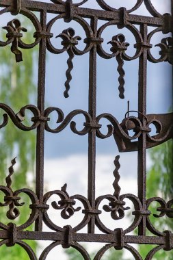 Antika, paslı, şekilli metal ızgara.