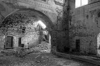 Rusya 'nın Kostroma ilinin Isupovo köyünde terk edilmiş bir Ortodoks kilisesinin içinde. İnşaat yılı 1740. Şu anda tapınak terk edilmiş durumda..