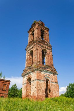 Eski terk edilmiş bir çan kulesi, Khripeli köyü, Kostroma, Rusya. İnşaat yılı 1820. Şu anda tapınak terk edilmiş durumda..