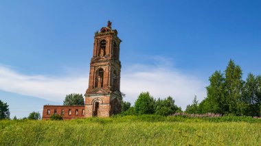 Manzara, terk edilmiş eski Ortodoks kilisesi, Khripeli köyü, Kostroma bölgesi, Rusya. İnşaat yılı 1820. Şu anda tapınak terk edilmiş durumda..