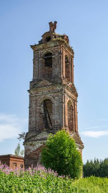 Eski terk edilmiş bir çan kulesi, Khripeli köyü, Kostroma, Rusya. İnşaat yılı 1820. Şu anda tapınak terk edilmiş durumda..