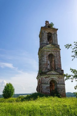 Eski terk edilmiş bir çan kulesi, Khripeli köyü, Kostroma, Rusya. İnşaat yılı 1820. Şu anda tapınak terk edilmiş durumda..