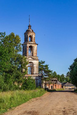 manzara, eski Ortodoks çan kulesi, Sumarokovo köyü, Kostroma, Rusya. İnşaat yılı 1763..