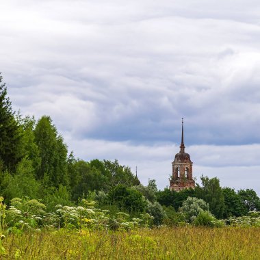 Manzara, terk edilmiş Ortodoks çan kulesi, Gorinskoe yolu, Kostroma bölgesi, Rusya. İnşaat yılı 1809..
