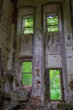 Rusya 'nın Kostroma ilindeki Gorinskoe Yolu' nda terk edilmiş bir Ortodoks kilisesinin içinde. İnşaat yılı 1809..