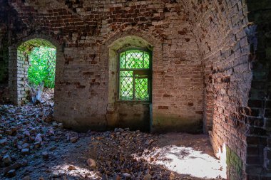 Rusya 'nın Kostroma ilinin Isupovo köyünde terk edilmiş bir Ortodoks kilisesinin içinde. İnşaat yılı 1740. Şu anda tapınak terk edilmiş durumda..